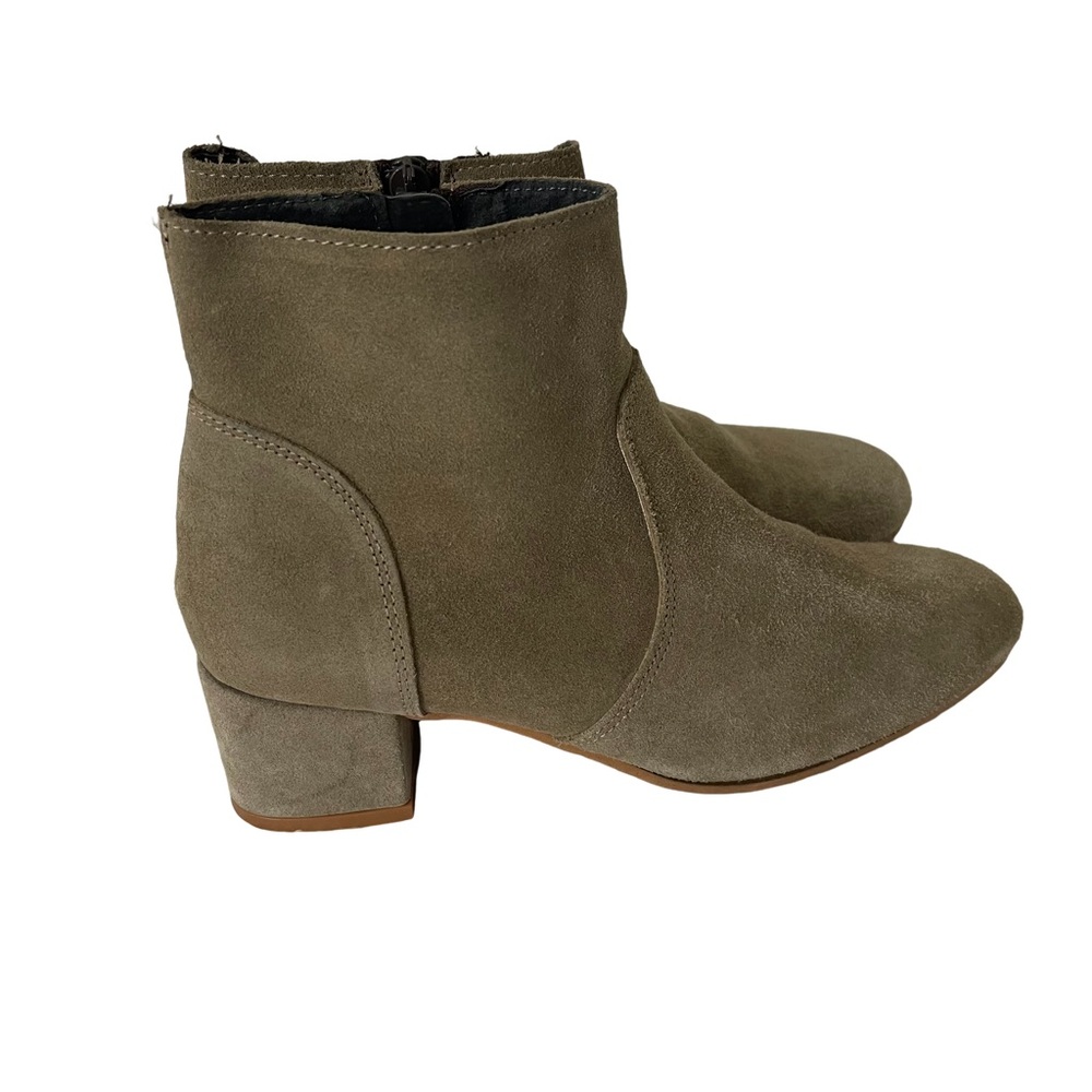 Steve Madden Gray Sage Suede Ankle boot with block heels. Size 7